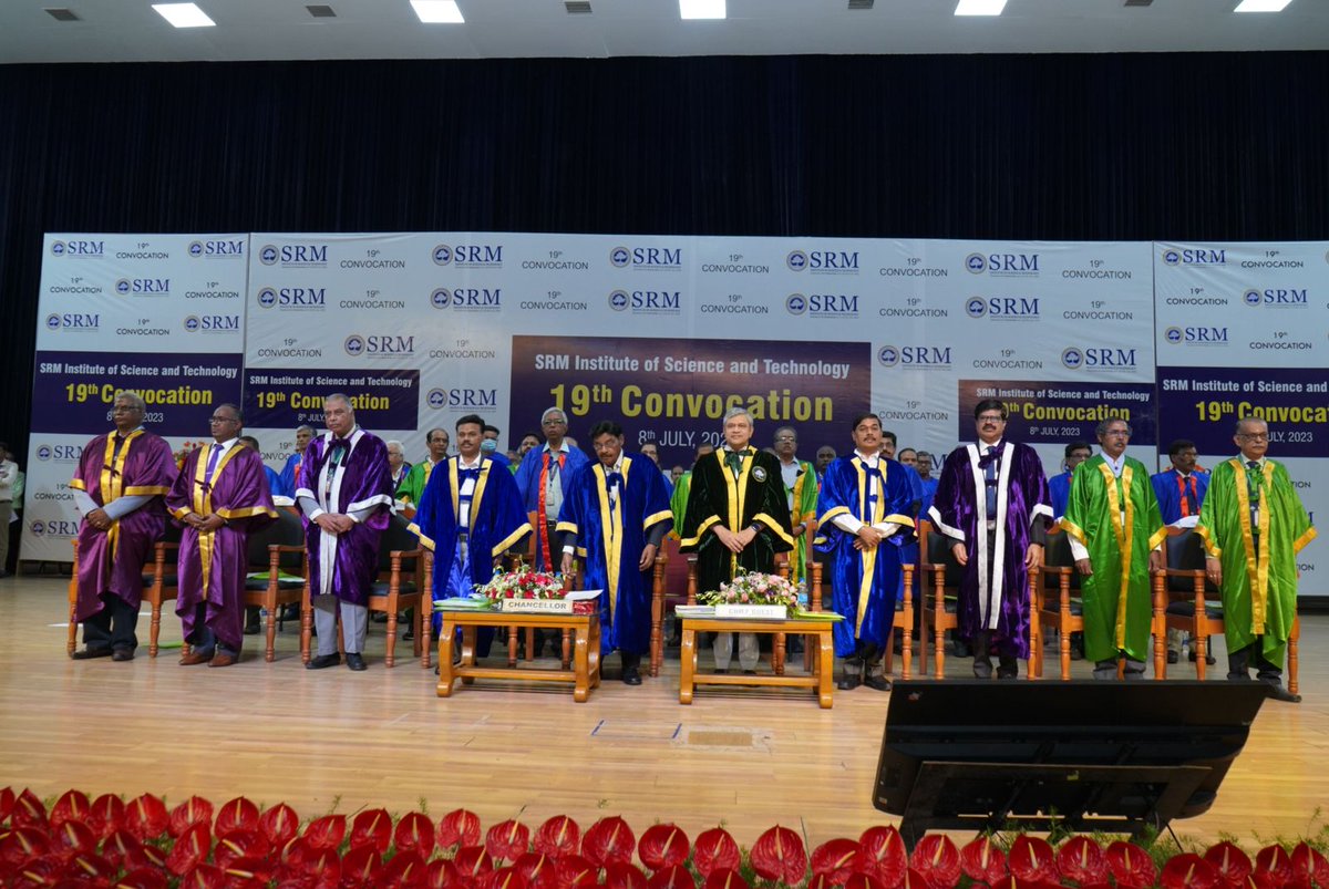 AshwiniVaishnaw's tweet photo. Interacted with our talented nation builders at their convocation ceremony. 

📍SRM University, Chennai https://t.co/xEwlrdzDRL