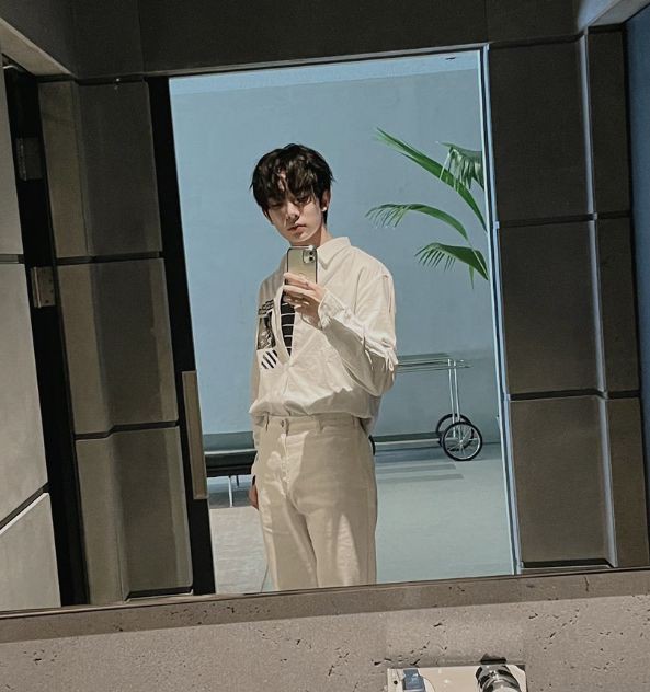 loverboy_drix's tweet photo. mirror selca at its finest 🫀

#ensd #engene #enhypen #ENHYPEN_HEESEUNG #engeneselcaday https://t.co/Np0MJb9Lcd
