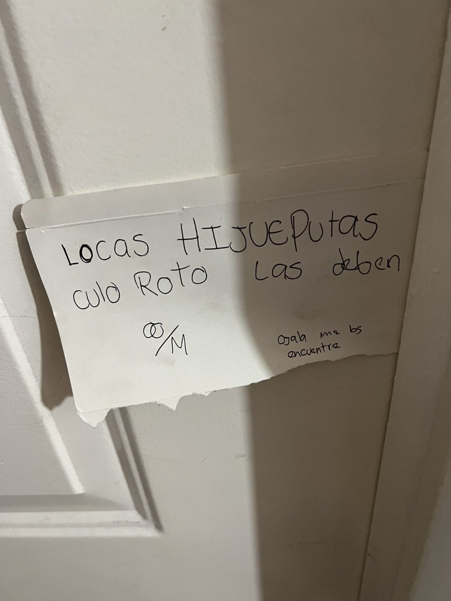 donvarriga's tweet photo. El mensaje que me dejaron los vecinos cuando se trastean, nunca daban cara y solo salían por la ventana 🤣🤣 LAS gallinas SON ASIIIII 🥱🥱 https://t.co/hj0t5wxfrf
