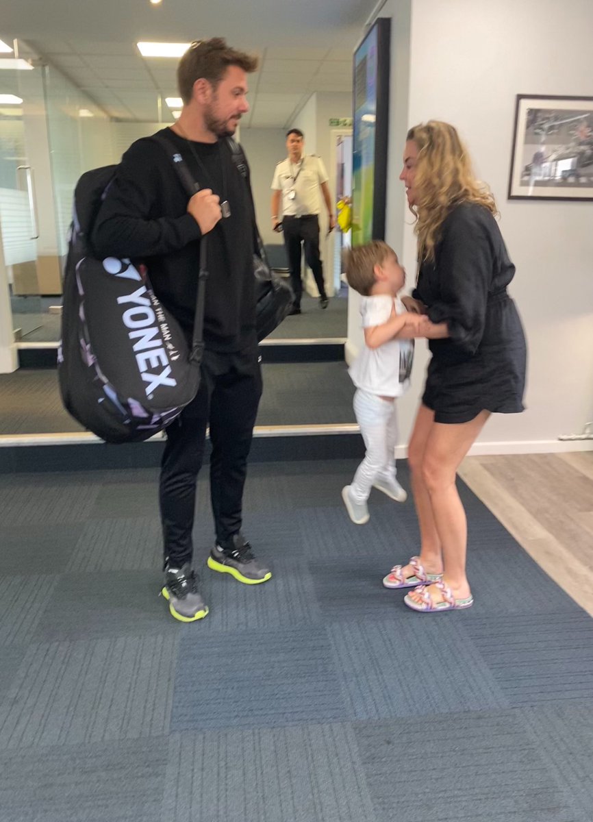jcjd0413's tweet photo. Me: this isn’t my kid 🤣😭😭😭 I was NOT ready for #hoshit #welcome2london 😭my sweet baby @stanwawrinka #WIMBLEDON at the airport! No makeup girl wtf 🥴 I hate myself so hard rn 😭😭😭 https://t.co/0vSTqd1ytm
