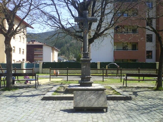 PatrimonioAlava's tweet photo. #Luyando. Una cruz de piedra recuerda el Árbol #Malato. Era hasta donde los #vizcaínos acompañaban sin sueldo al Señor de #Vizcaya. Fue instalada por el Señorío de #Vizcaya en 1709. #Álava
Foto: @iaaaai3 https://t.co/gi4J1W8Sep
