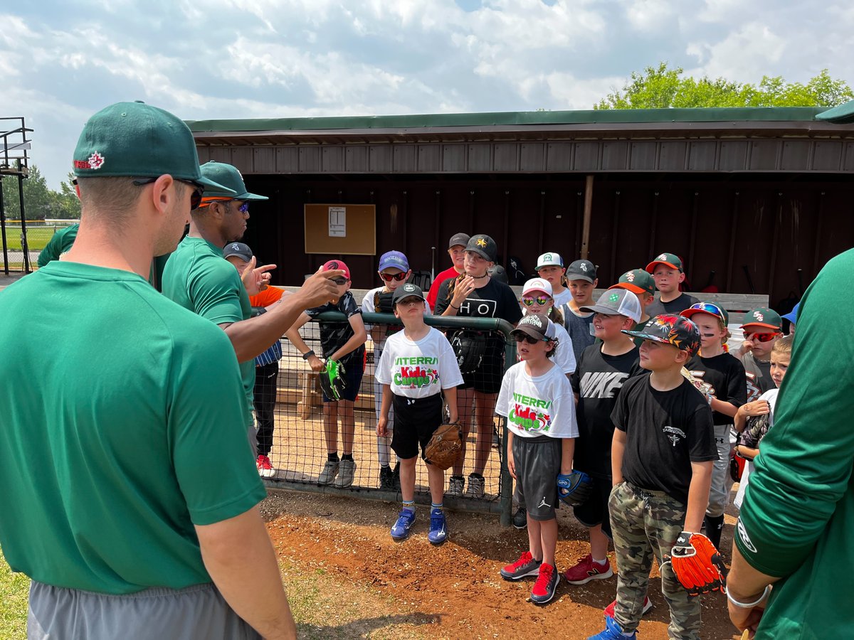 swiftcurrent57s's tweet photo. Yesterday was the inaugural Viterra Kids Camp and what a great time it was! The boys has a fun time with all the kids and to top it off they took home the W last night. https://t.co/lzSAp37hdb