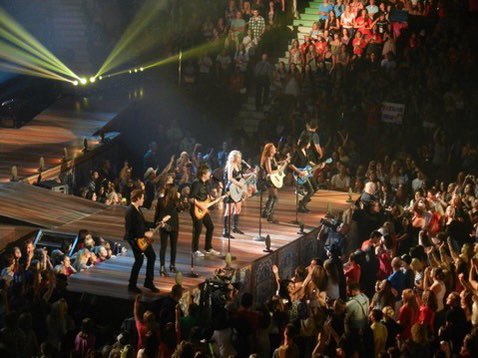 TS13ontour's tweet photo. 🏟️| Last night, Taylor had her band lined up like she in in 2010 singing Long Live🥹 #TSTheErasTour https://t.co/NP27W370ka