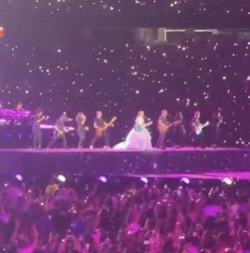 TS13ontour's tweet photo. 🏟️| Last night, Taylor had her band lined up like she in in 2010 singing Long Live🥹 #TSTheErasTour https://t.co/NP27W370ka