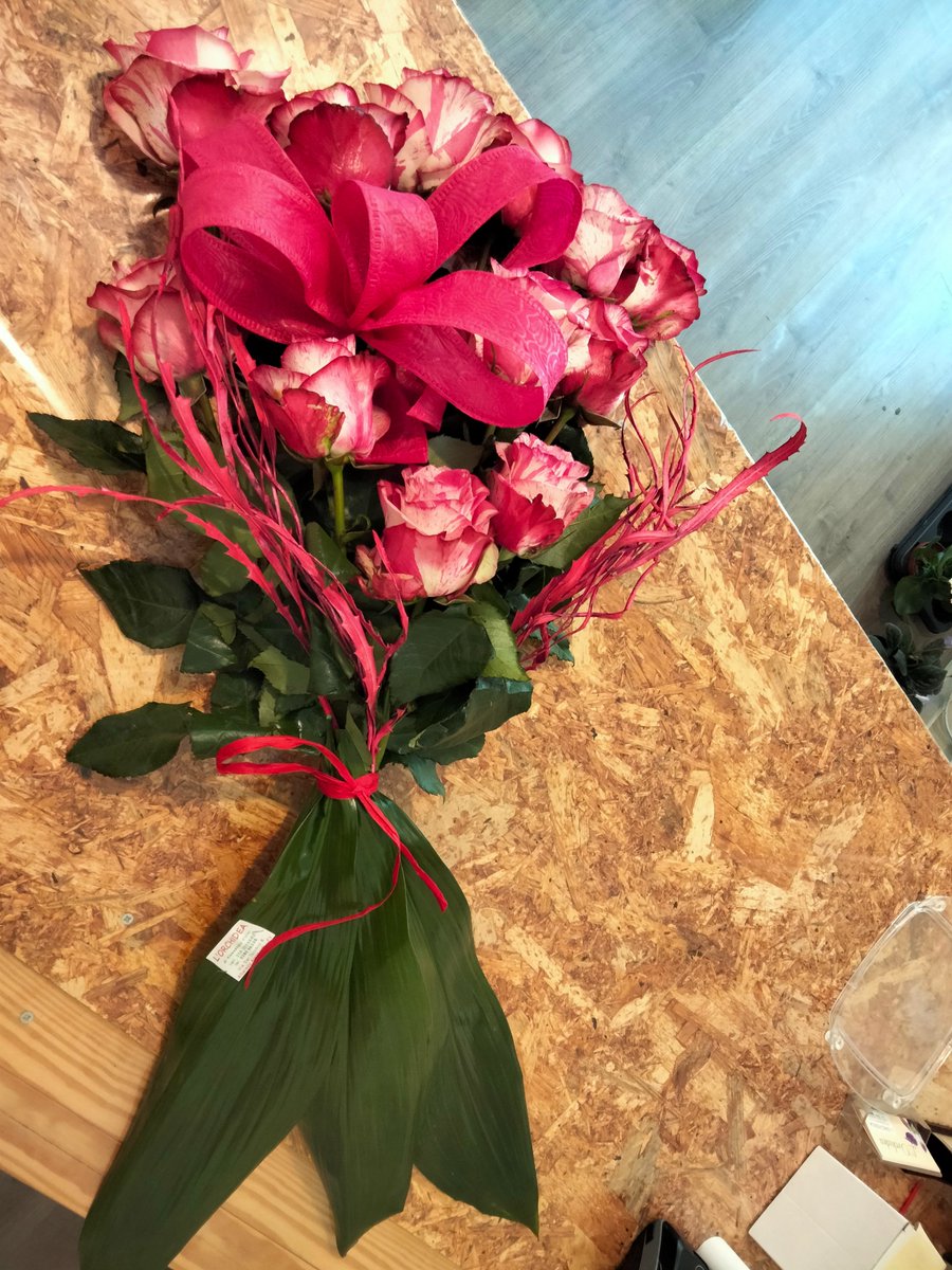 lorchideafiori's tweet photo. Un bel fascio di 12 #rose #lorchideafiori https://t.co/BTrufJmDTE