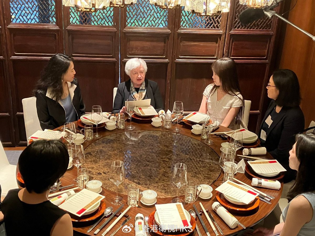 LinlinKong's tweet photo. 耐人寻味的会面。没有中国人民的支持，根本不会有中国政府，中华人民共和国建国之本就是人民民主专政，政府和执政党都是为人民服务的，可惜美帝永远理解不了这一点，因为他们是金主制，谁有钱谁做主，谁有钱就服务谁。 https://t.co/0DpCrWahgz