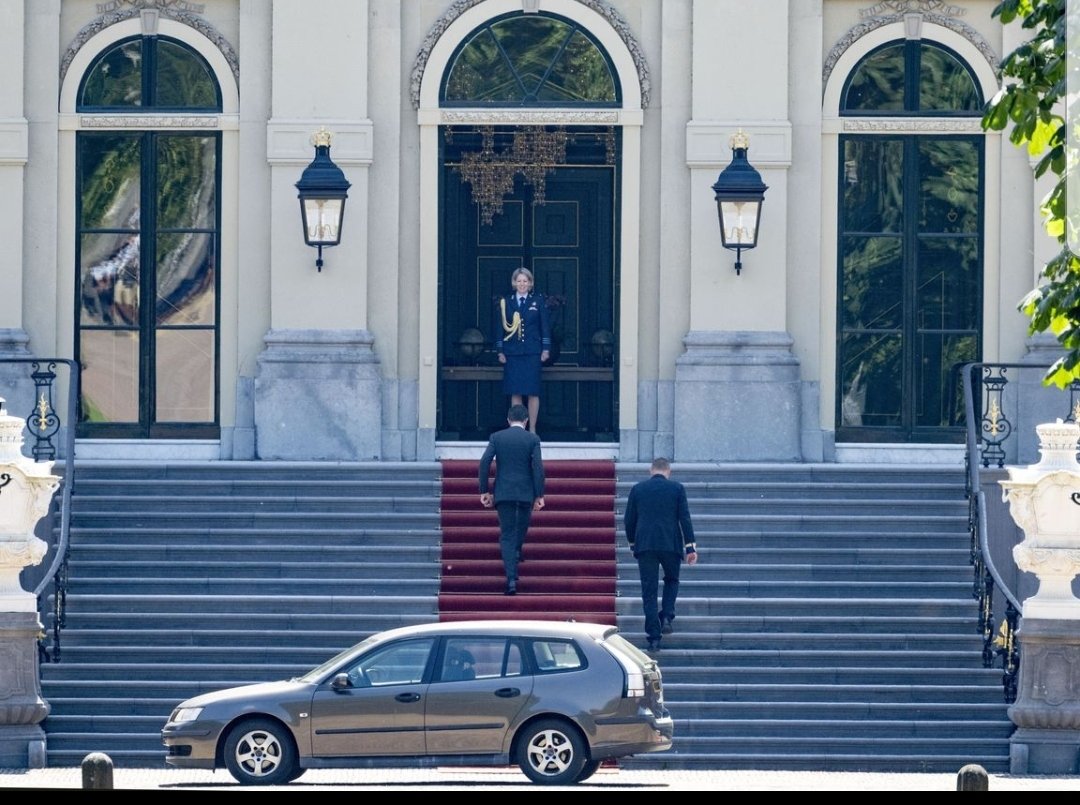 Ah, de campagne is begonnen! Opzichtig met de fiets of 16 jaar oude Saab naar de koning. Zo gewoon gebleven... #framing #verkiezingen