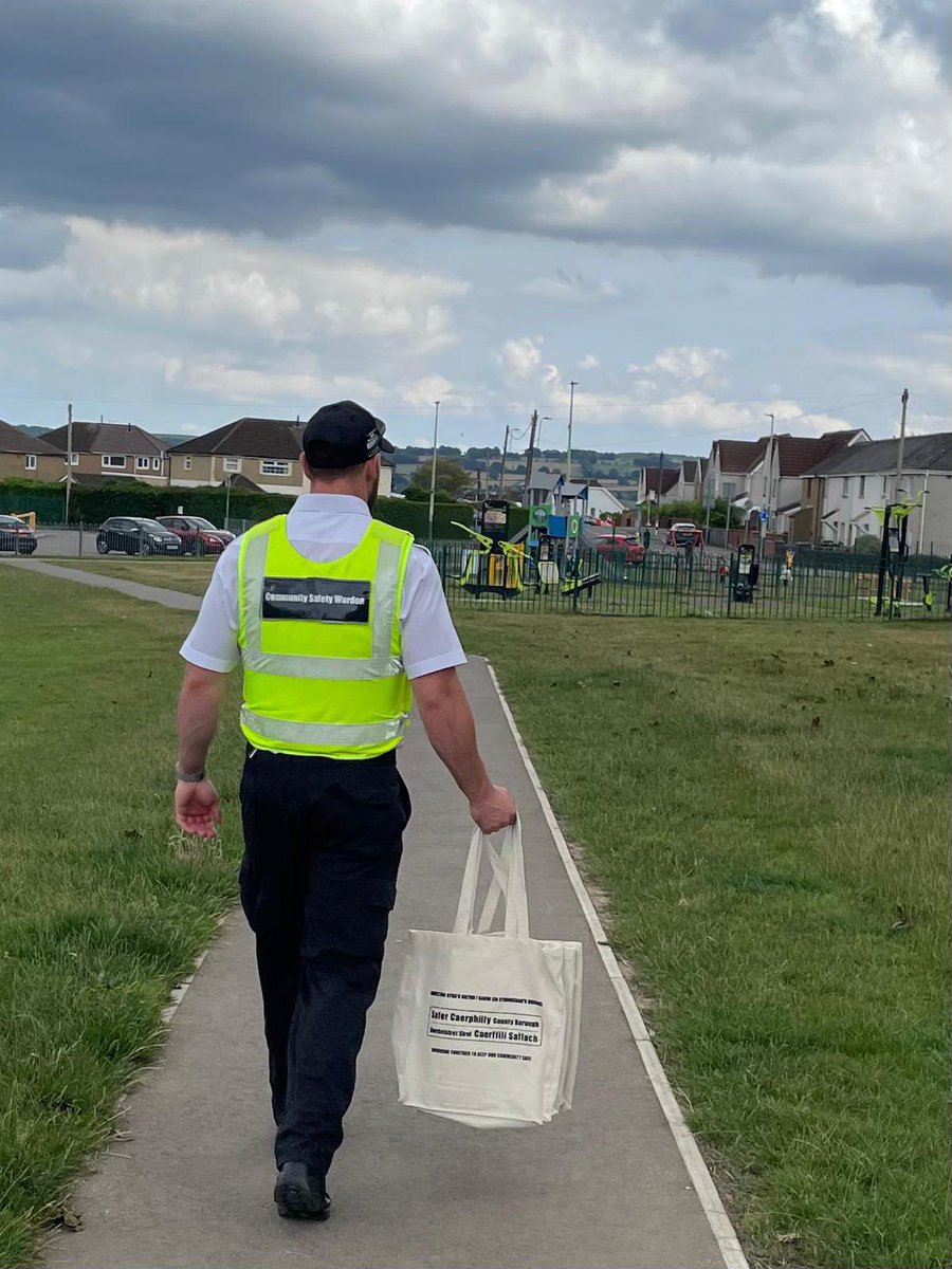 As part of anti-social behaviour awareness week Community Safety Wardens have been chatting with residents at Blackwood Showfield & handing out reusable shopping bags containing information about anti-social behaviour and how to report it. #ASBAwarenessWeek #SaferCaerphilly