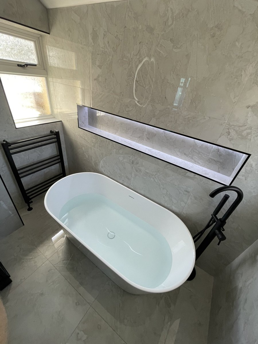 A beautiful bathroom completed this week in Swansea.

<a href="/sjinstallations/">steve jones install</a> on the custom made Nichès and all studwork for concealed valves🔥

07309 553 552 for any Bathroom / Gas enquires 🙌