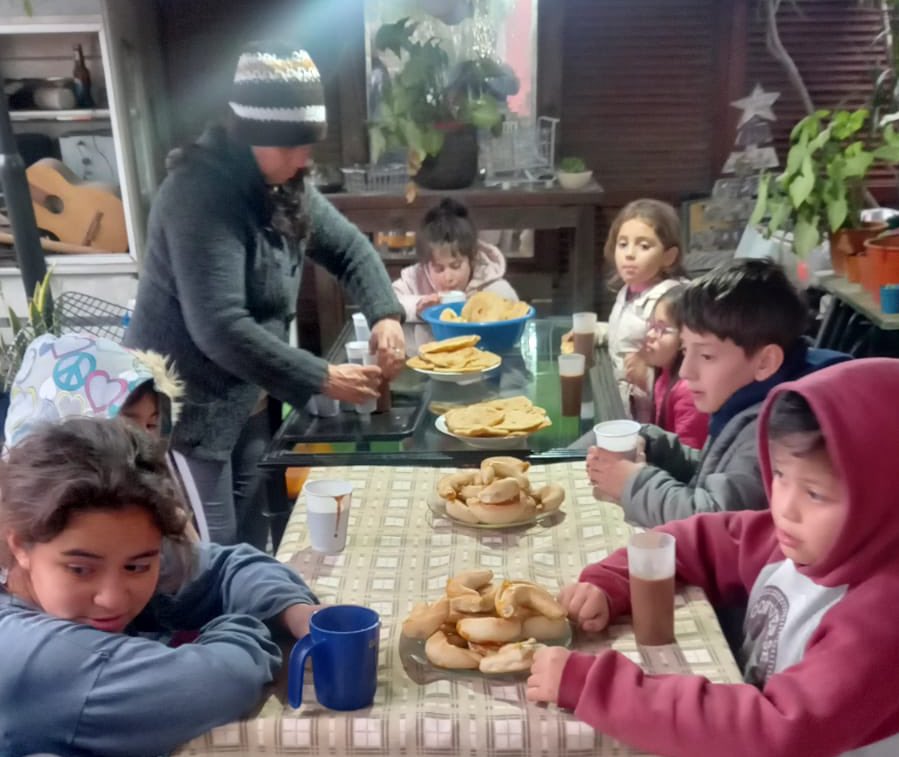 DanielNunez1960's tweet photo. Hoy los compañeros del Merendero #TalarSur realizaron una merienda solidaria para los vecinos y vecinas del barrio, agradecemos al intendente @ZamoraJulio por el apoyo. https://t.co/WejznmPNG9