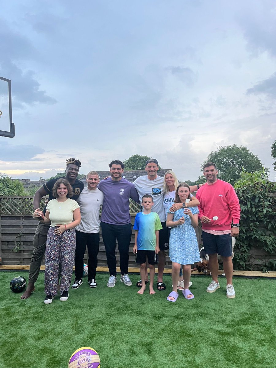 Old friends, new friends, but our French family! c’était très très bon. Tous ensemble, nous somme très content ❤️🥩🇫🇷🏀🙏