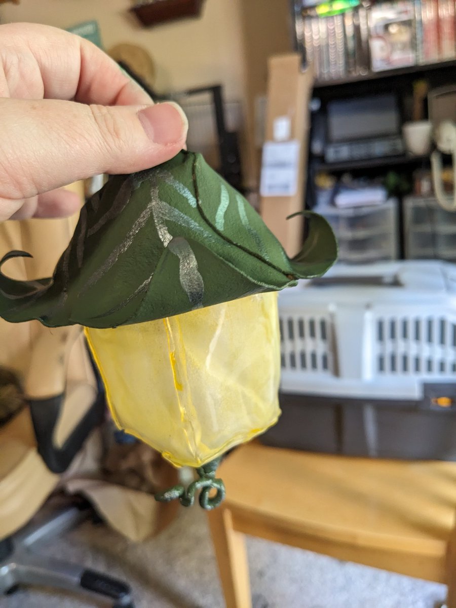 Aetherschreiber's tweet photo. The little lantern on Fearne's staff is so heckin' cute, you guys!

#Costuming #CriticalRoleCosplay https://t.co/AgwLynvLZG