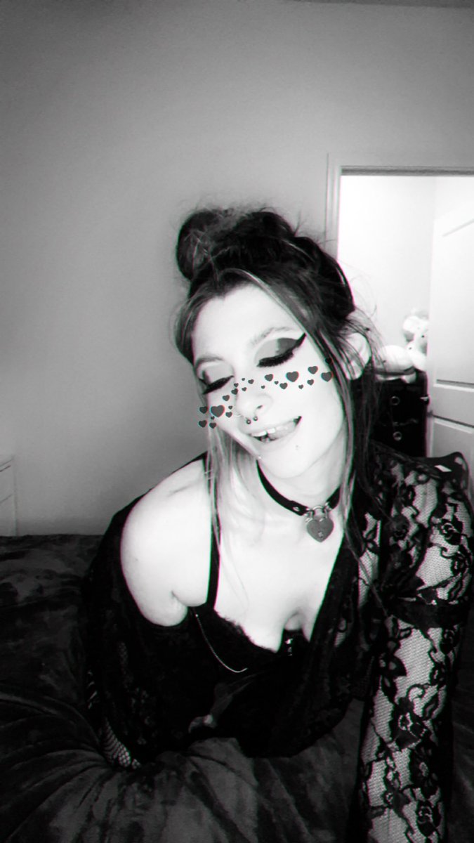xsadxpandaxx's tweet photo. I love this black robe 🖤💋 https://t.co/USaqrWtV2o