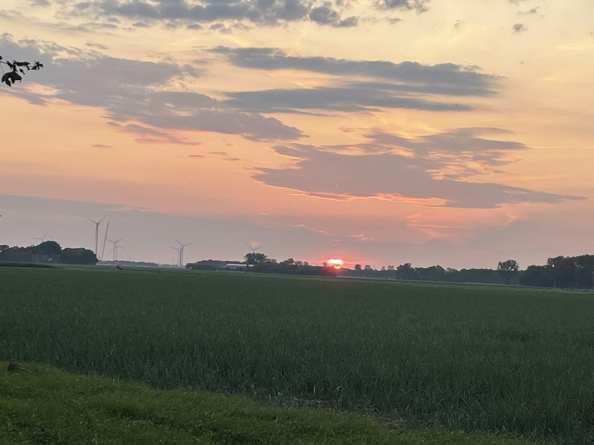 mvm_mac's tweet photo. En zo ging de zon onder vandaag in het land van onze windenergie https://t.co/TyV5WbYe4C