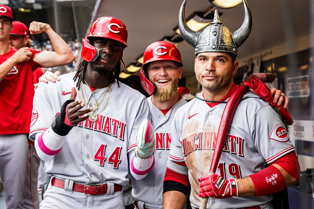 Reds's tweet photo. We're the three best friends that anyone could have. https://t.co/HoPsFYwC9m