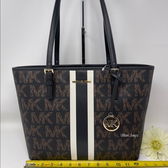 freerangetexas's tweet photo. So good I had to share! Check out all the items I'm loving on @Poshmarkapp #poshmark #fashion #style #shopmycloset #michaelkors #jennifergrace #sony: https://t.co/MgCTO2GvsY https://t.co/nylEhZr8t4