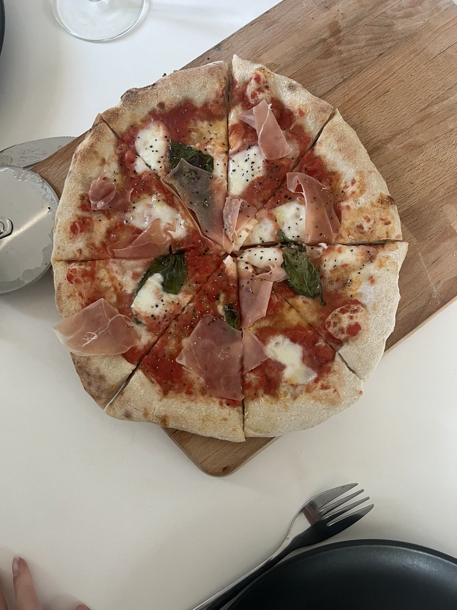 OrtmanAstrid's tweet photo. Kommer hem till nygräddade pizzor efter att sambon köpt pizzaugn medans jag var iväg för att passa hundar. Nu mår man https://t.co/yhsA2737aO