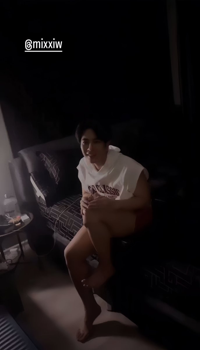 seireiryo's tweet image. สตอรี่กับคนอื่นที่ไปกินข้าว ไปดูคอน ยังไงก็สู้สตอรี่ของคนที่ถูกถ่ายในห้องนอนตัวเองไม่ได้หรอก คิว1ยังไงก็ยังเป็นคิว1เสมออะเนอะ [⁠ᓀ⁠˵⁠▾⁠˵⁠ᓂ⁠] (ว่าแต่พี่เอิ้ดส่องทวิตแหงเลยถ่ายน้องลงแบบให้ตื่นตระหนกกันแบบนี้ (⁠≧⁠▽⁠≦⁠) #เอิร์ทมิกซ์