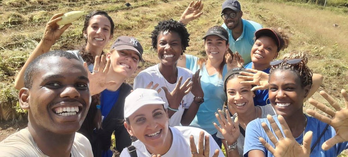 #Hoy los #JóvenesDelCIGB nos levantamos muy temprano para ir a apoyar en el organopónico 🥒🥬 cercano al CIGB. Trabajamos en equipo💪🏻 y, con entusiasmo, logramos cumplir la meta del día😊.
Allí sigue haciendo falta nuestra ayuda, volveremos a convocar otro trabajo para apoyar.