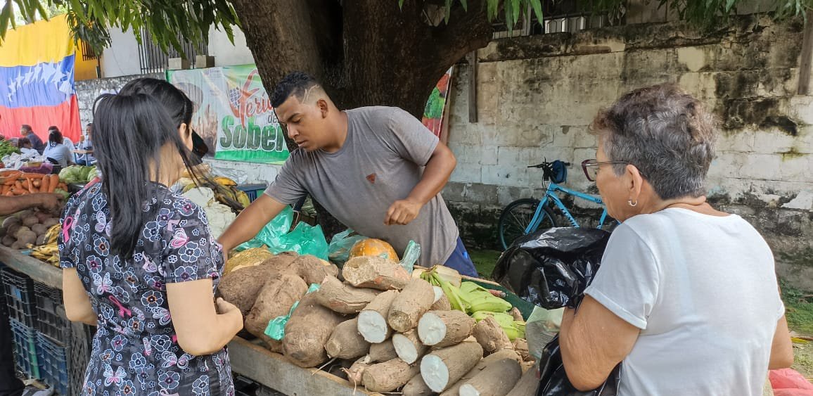 JBricenoPsuv's tweet photo. #FeriaDelCampoSoberano en despliegue nacional, atendiendo a las familias de cada región con rubros proteicos, verduras, Lácteos, y más. Nuestro compromiso es con la Patria soberana y justa.
#GeneracionTricolor
#AlimentarEsVencer
#08Juli https://t.co/WLw4QIrhUB