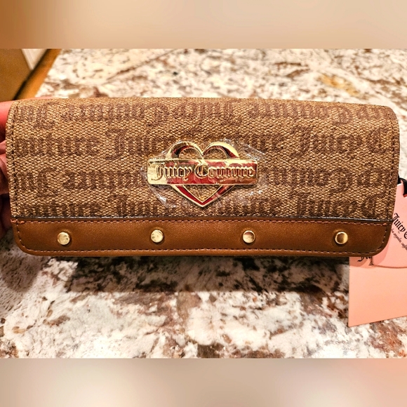 SwagShak_'s tweet photo. So good I had to share! Check out all the items I'm loving on @Poshmarkapp #poshmark #fashion #style #shopmycloset #juicycouture #badgleymischka: https://t.co/8wZpEqFTa2 https://t.co/LimHldWvY9