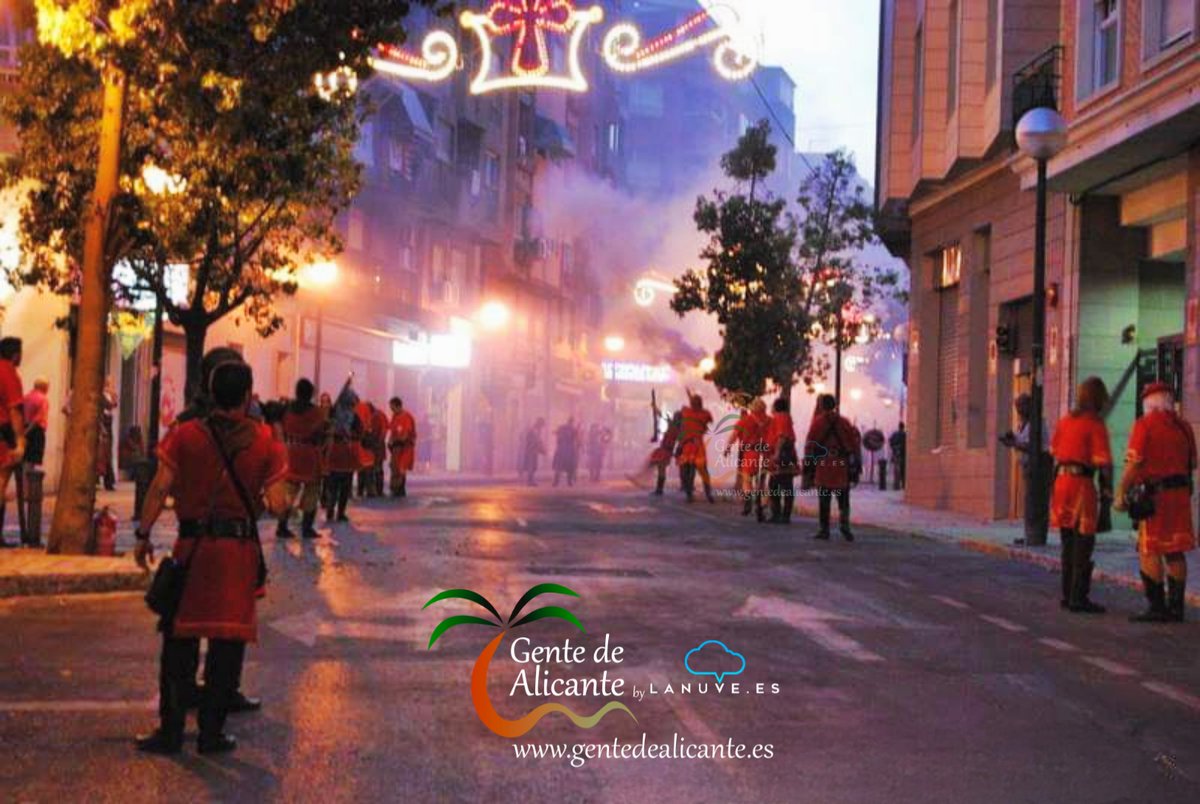 Buenas noches #GentedeAlicante 😍🥳☪️✝️ felices Fiestas de Moros y Cristianos de San Blas
Bona Nit Familia!🥰
#MorosYCristianos #Alicante #fiestasdealicante #enalicante #viscaalacant #alicantealacant #LaMillorTerretadelMón #España #CostaBlanca #lanuvees #EAlicantinas