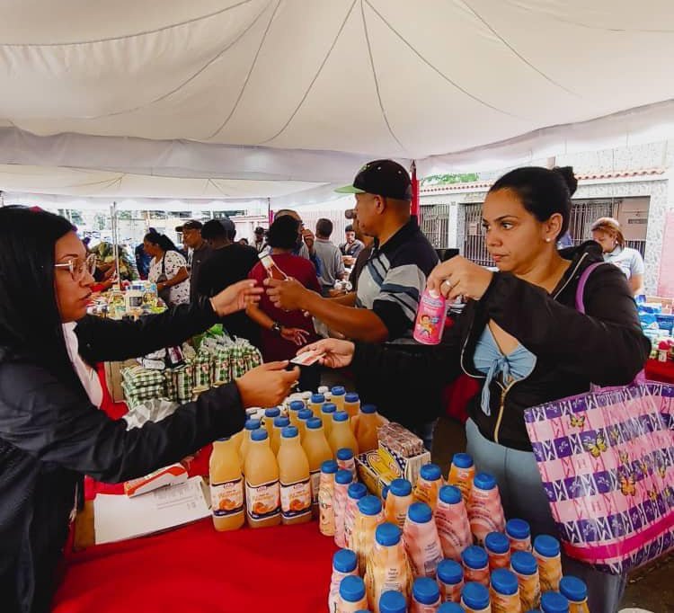 JBricenoPsuv's tweet photo. #FeriaDelCampoSoberano en despliegue nacional, atendiendo a las familias de cada región con rubros proteicos, verduras, Lácteos, y más. Nuestro compromiso es con la Patria soberana y justa.
#GeneracionTricolor
#AlimentarEsVencer
#08Juli https://t.co/WLw4QIrhUB