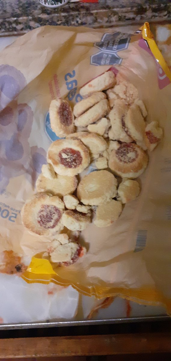 marcedg's tweet photo. @DIA_Argentina Así pasa con las galletitas siempre, en este supermercado. Y no las regalan, $570 por un paquete de migas. Sinvergüenzas https://t.co/R7ifD2YqW7