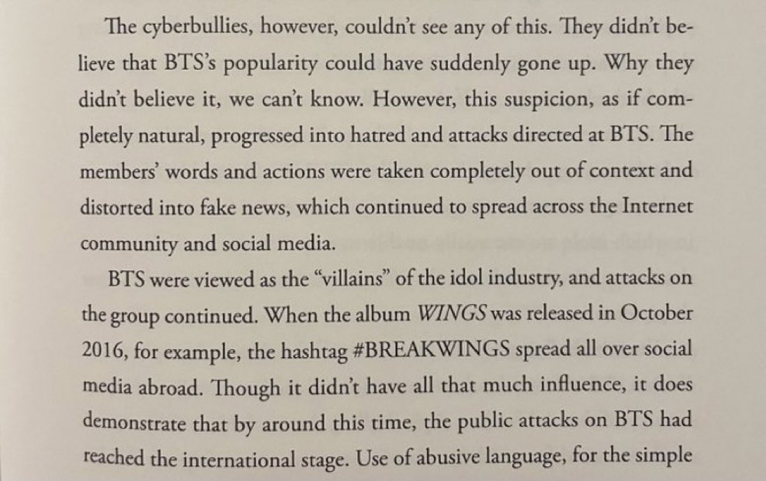 — Fragmento del libro 'Beyond The Story: 10- Year Records of BTS' 'Los acosadores cibernéticos, sin embargo, no pudieron ver nada de esto. Ellos no creían que la popularidad de BTS podría haber subido repentinamente. Por qué no podían creerlo, no podemos saberlo. +