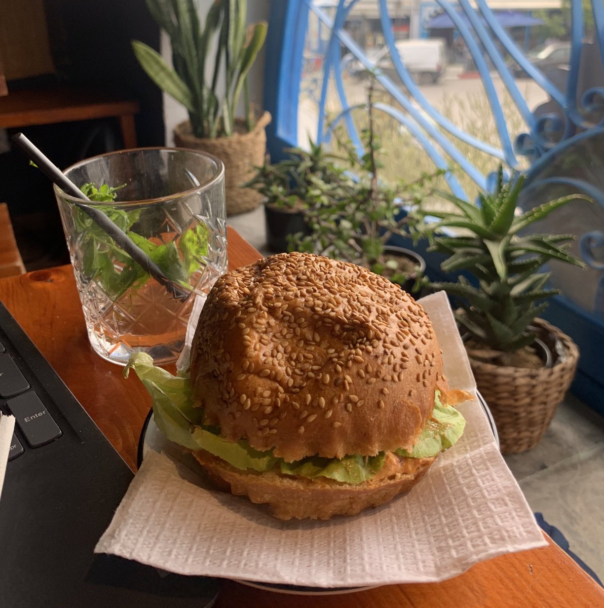 yassineselmi23's tweet photo. How did I save my day ? 

La matinée chez #BenRahim 
1- The “Latte ☕️ w/ Drops 🥐”
2- The “Tunisian Sunrise” 🍹 
3- The “البرود”  🧊 
4- The “Burger Tuna” 🍔 

#Tunisia #SunnyDay #HotWeather https://t.co/s1CopvXpGx