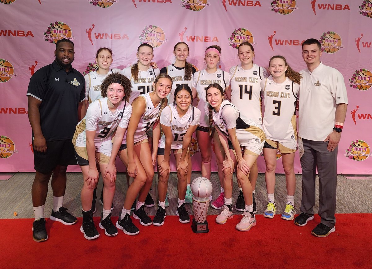 Yay us!!! 🎊 Presenting the Run 4 Roses Platinum Champions 🏆 It was a tough game against a worthy opponent. We took the lead early but it was always anyone's game. Final score @azelitebball U17 Gold 48 - 43 @TdaLadyHoops @TFNsRun4Roses #Run4Roses @camryn_2024 @TKnighton2024