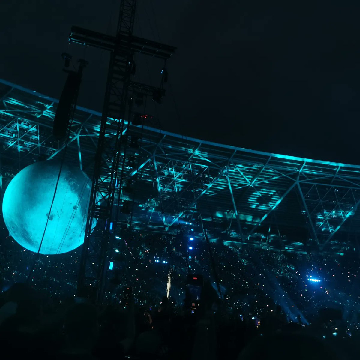 tsince1990's tweet photo. Full of energy! โก
Brilliant night with my boy seeing @theweeknd ๐ฅ๐ฅ
Thank you, ong6! ๐คฏ๐๏ธ X x
#TheWeekndLondon #theweeknd https://t.co/5wkuQrqnz9