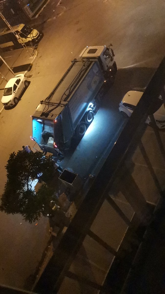 #beylikdüzübelediyesi saat 01 de çöp topluyor tam bir gerizekalılık bütün millet uyandı, beceriksizler şunu bir düzene koyamadınız