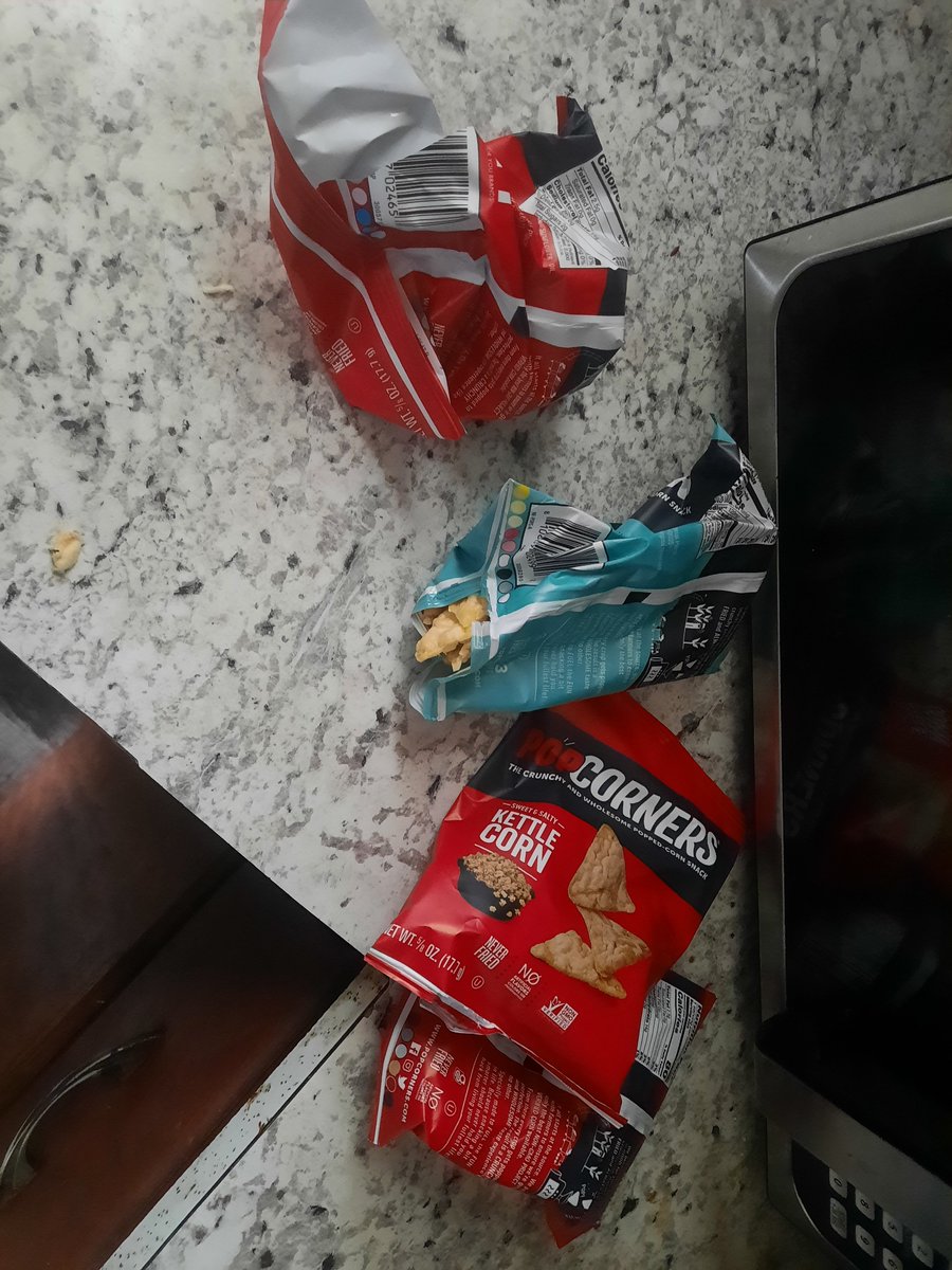 CraigReeves_'s tweet photo. @Fritolay Tried to send a complaint to your website and cannot, it won't let me even email, this is awful 3 popped bags and 1 ripped open https://t.co/BG1MIkBEZw