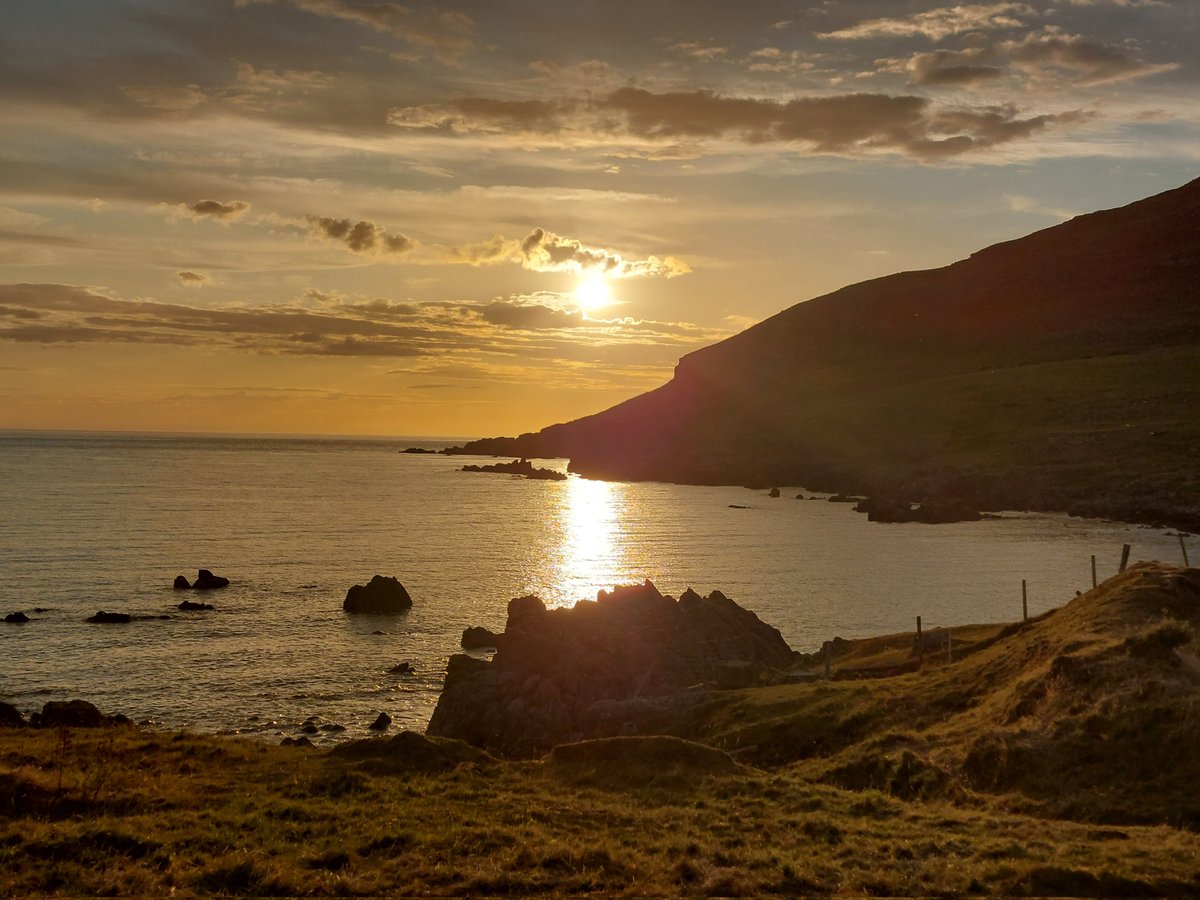 Rosieekelly28's tweet photo. Tonight's dander and sunset....
Never tire of this view...
#home #Dunaff
@wildatlanticway
@StormHour https://t.co/rrRbIcpHgE