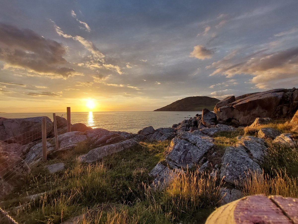 Rosieekelly28's tweet photo. Tonight's dander and sunset....
Never tire of this view...
#home #Dunaff
@wildatlanticway
@StormHour https://t.co/rrRbIcpHgE
