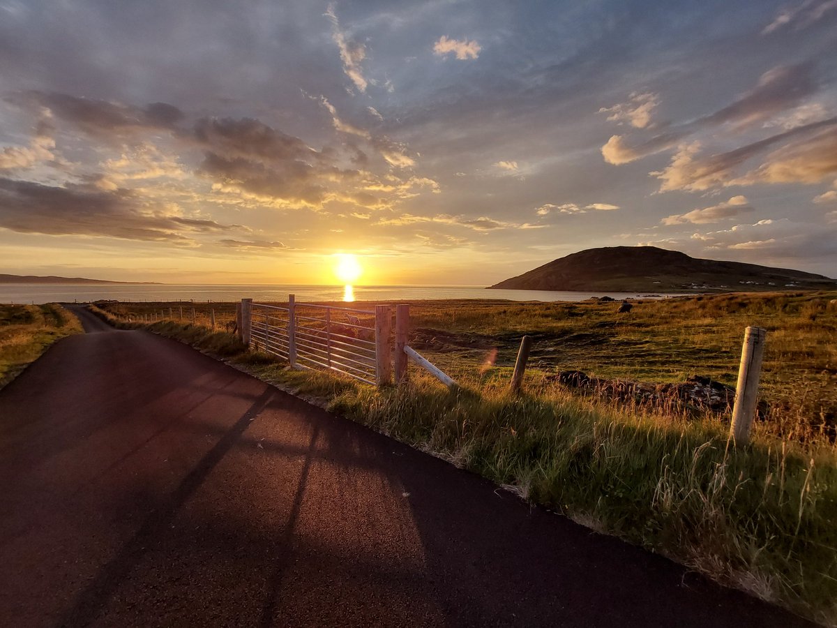 Rosieekelly28's tweet photo. Tonight's dander and sunset....
Never tire of this view...
#home #Dunaff
@wildatlanticway
@StormHour https://t.co/rrRbIcpHgE