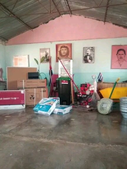 PedroGmezHernn5's tweet photo. El proyecto Fortalecimiento del centro Félix Varela entrega una donación con importantes útiles y medios a la escuela Ramón Domínguez del municipio Venezuela los cuales serán de gran utilidad para el centro y la comunidad.#ProyectoFortalecimiento #CentroFelixVarela #MapaVerde. https://t.co/tStuyrdQxL