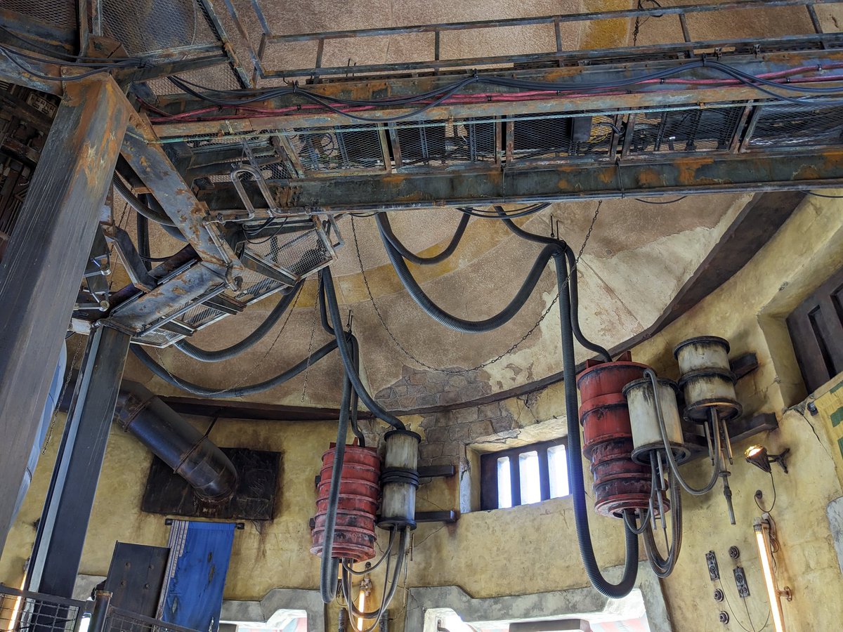cstephens2's tweet photo. Always remember to look up. #RontoRoasters #BlackSpireOutpost #GalaxysEdge #StarWarsGalaxysEdge #batuu #Disneyland 1/2 https://t.co/gdHFQnP8Wl