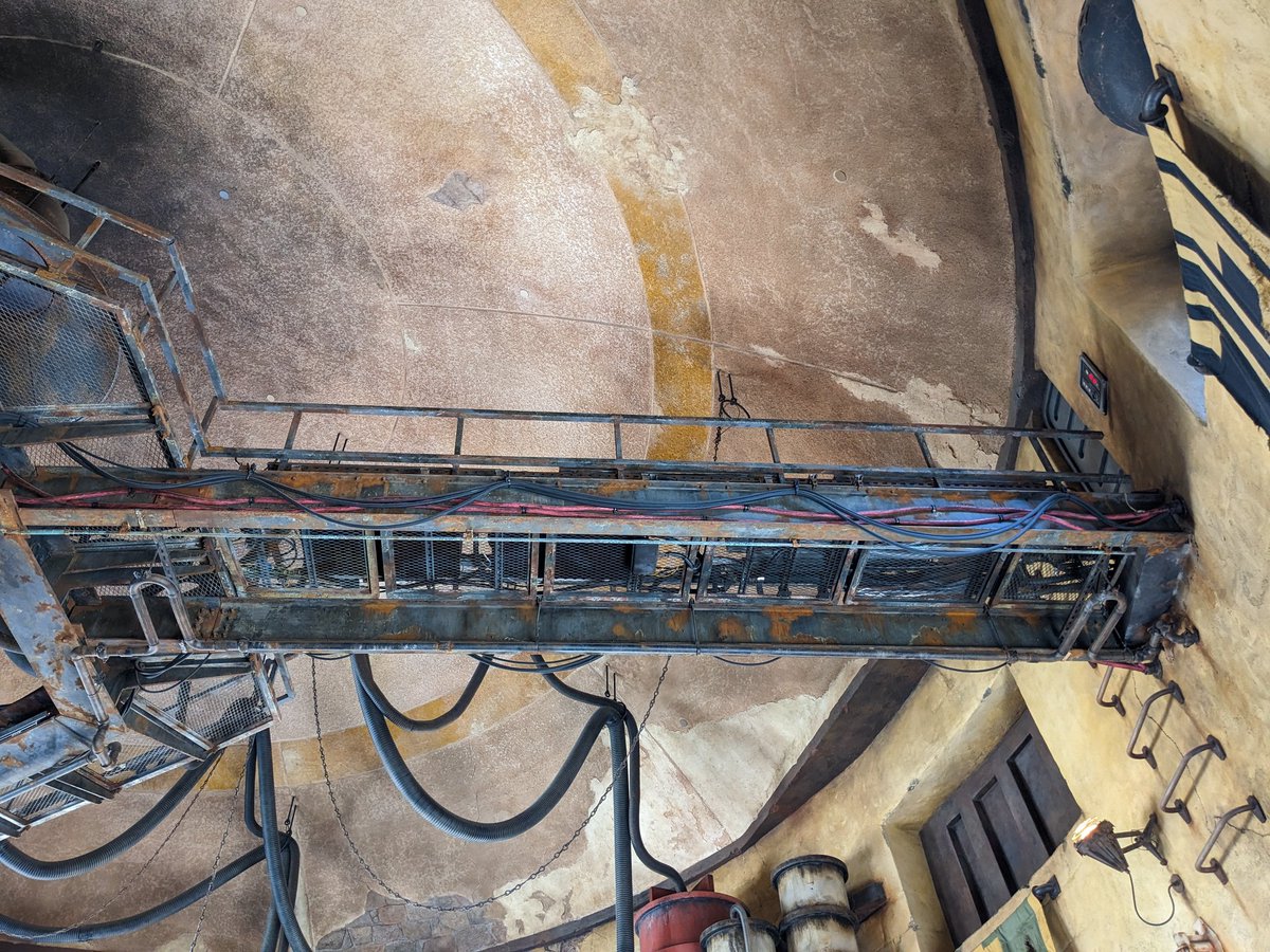 cstephens2's tweet photo. Always remember to look up. #RontoRoasters #BlackSpireOutpost #GalaxysEdge #StarWarsGalaxysEdge #batuu #Disneyland 2/2 https://t.co/FHyaMKqiyL