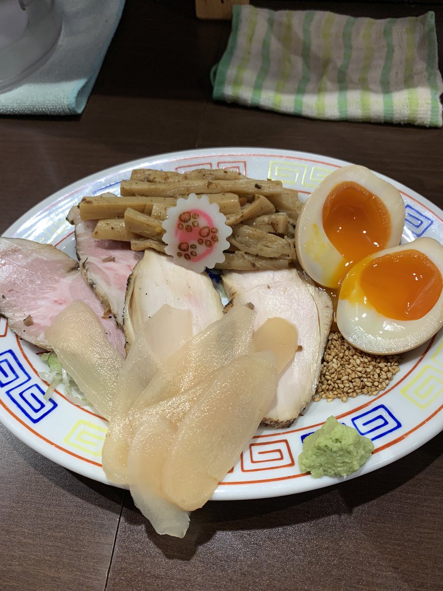 Q3_8686's tweet image. #中華そば鳴門
🍜 冷製煮干しそば(塩)大盛り＋チャーシュー＋手作り岩下の新生姜＋メンマ＋煮玉子
🍚半飯
本日チャリ通勤で爆走で鳴門へ
しっかりしめた麺にキンキンに冷えたスープが爆走した自分へのご褒美
柔らか鶏チャーに燻チャー
おすすめメンマ
サッパリ感爆まし新生姜
旨い
ご馳走様でした🙏