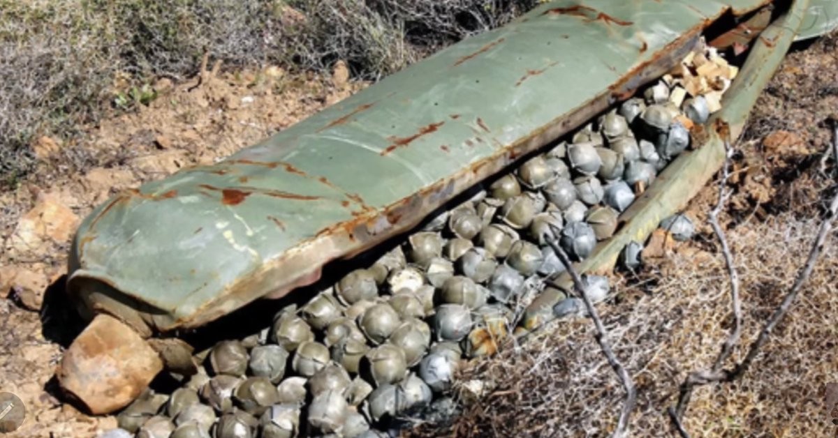 f_asselineau's tweet photo. ☠️ LES🇺🇸VONT FAIRE DES DIZAINES DE MILLIERS DE CRIMES DE GUERRE
Biden a annoncé que les🇺🇸vont livrer à Zelensky des "armes à sous-munitions" (bombes à fragmentation), pourtant interdites par la Convention d'Oslo 2008 car dévastatrices pour les civils !
https://t.co/3wmScK5p1q https://t.co/wMMXR3g09L