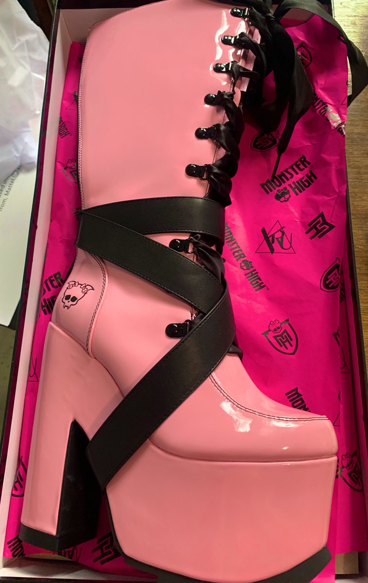 Glitterybats's tweet image. MY BOOTS FINALLY CAME IN I LOVE THEM SO MUCH!!

#yru #yrushoes #monsterhigh #yrumonsterhigh