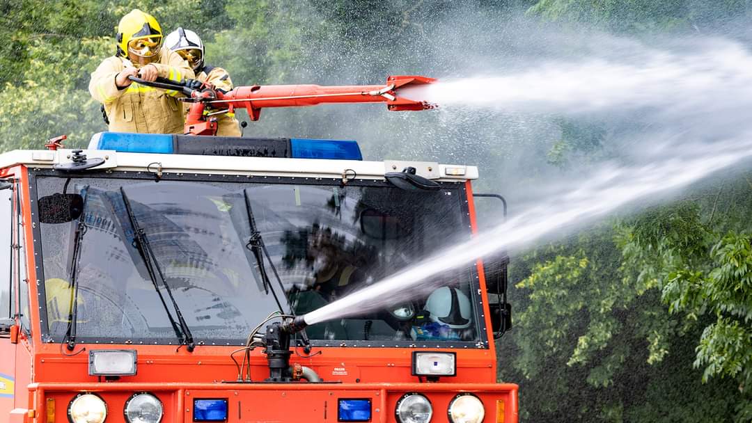GeneralStaffUA's tweet photo. 🇬🇧 🇺🇦  The UK will provide 17 specialist firefighting vehicles to Ukraine’s fire and rescue services, primarily sourced from the Royal Air Force and #Defence_Fire_and_Rescue, with one provided by the Welsh Government. https://t.co/XB2yGJLvi5