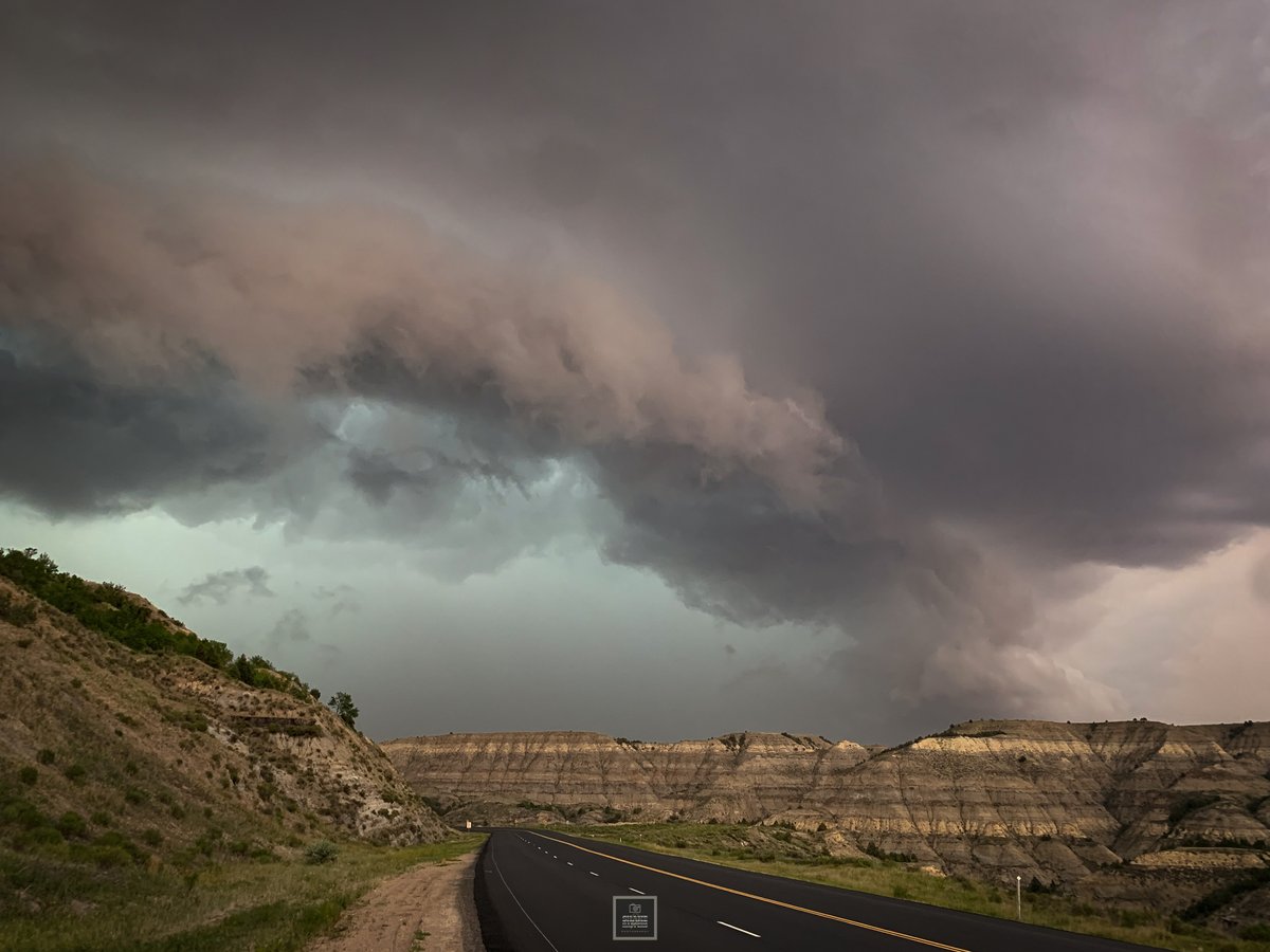 ShaneHpns's tweet photo. I just wanna chase severe weather in #NorthDakota . That’s all I have ever wanted. 7/8/21. #trnp #bendlegendary #stormhour https://t.co/XiQBPuZ68F