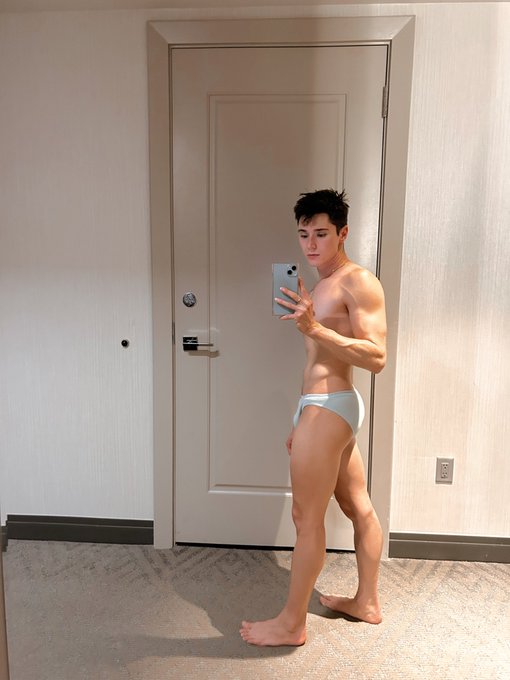 I feel like this picture really shows off my height. 5&rsquo;5 🙃 https://t.co/a72BcXsgCg