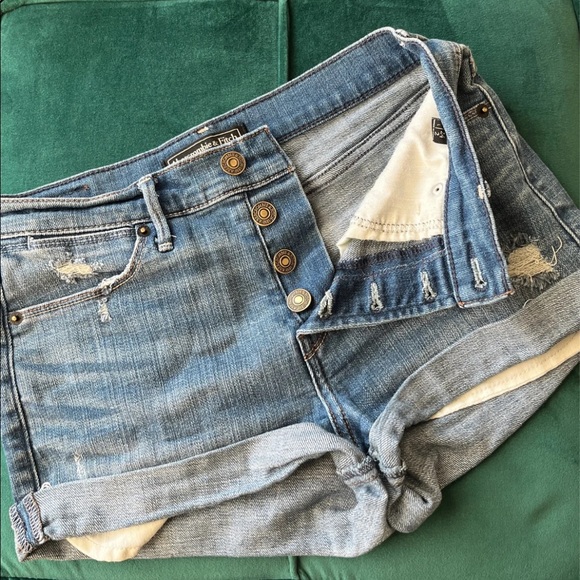 Fancylike21's tweet photo. So good I had to share! Check out all the items I'm loving on @Poshmarkapp #poshmark #fashion #style #shopmycloset #shein #abercrombiefitch: https://t.co/RlUk38ihfN https://t.co/I7BNesihoG