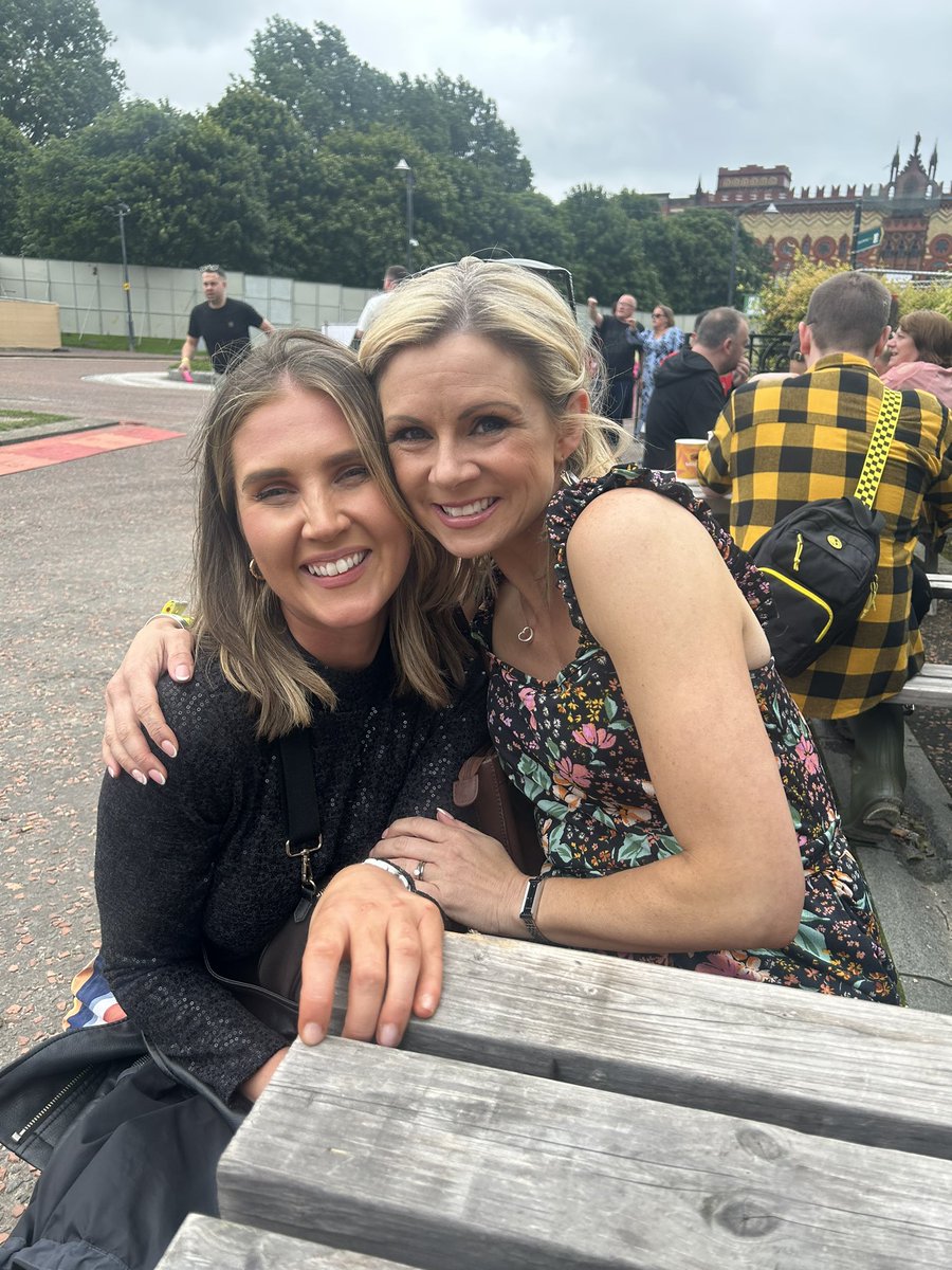 And wonderful company too! 😁🎶🎸 #TRNSMT (day off and I bumped into a whole gaggle of <a href="/STVNews/">STV News</a> colleagues. What a laugh!!! 😂)
