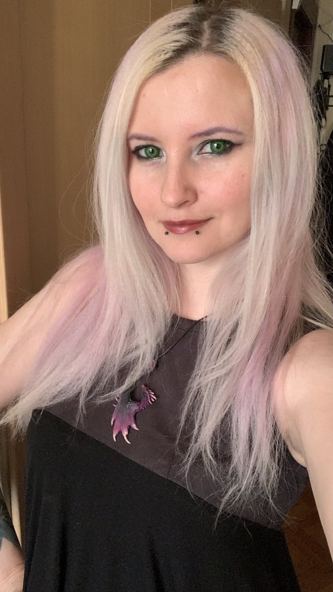 Думала, поеду сегодня на работу, а поехала внезапно в бар. Тот момент, когда _два_ выходных 🤌🏻