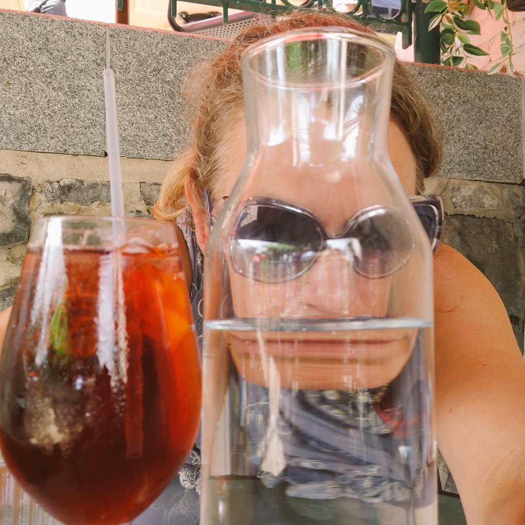 This selfie with still life of water &amp; sangria worked out so much *better* than I thought it might! 😂
Stay hydrated folks, it's hot out there. #follownienke #roadtrip #selfie #stilllife #quebeccity #heatwave